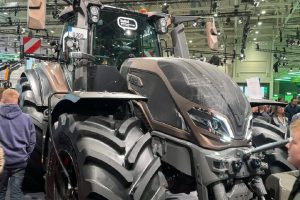 Tractor-Valtra-que-habla-1024x683-1